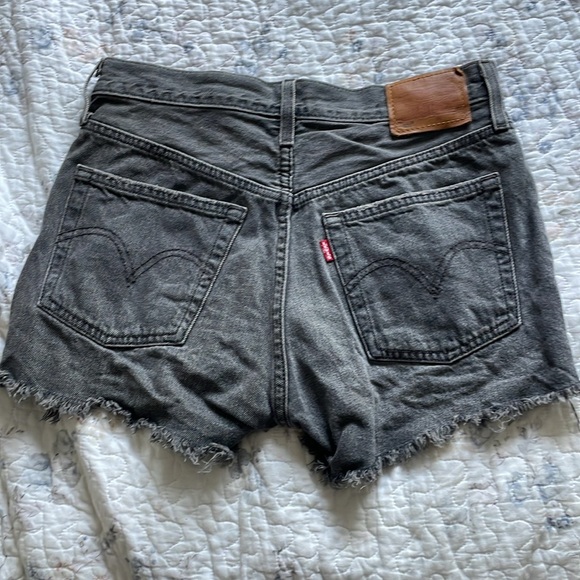 LEVI’S Distressed 501 Shorts - Picture 2 of 3